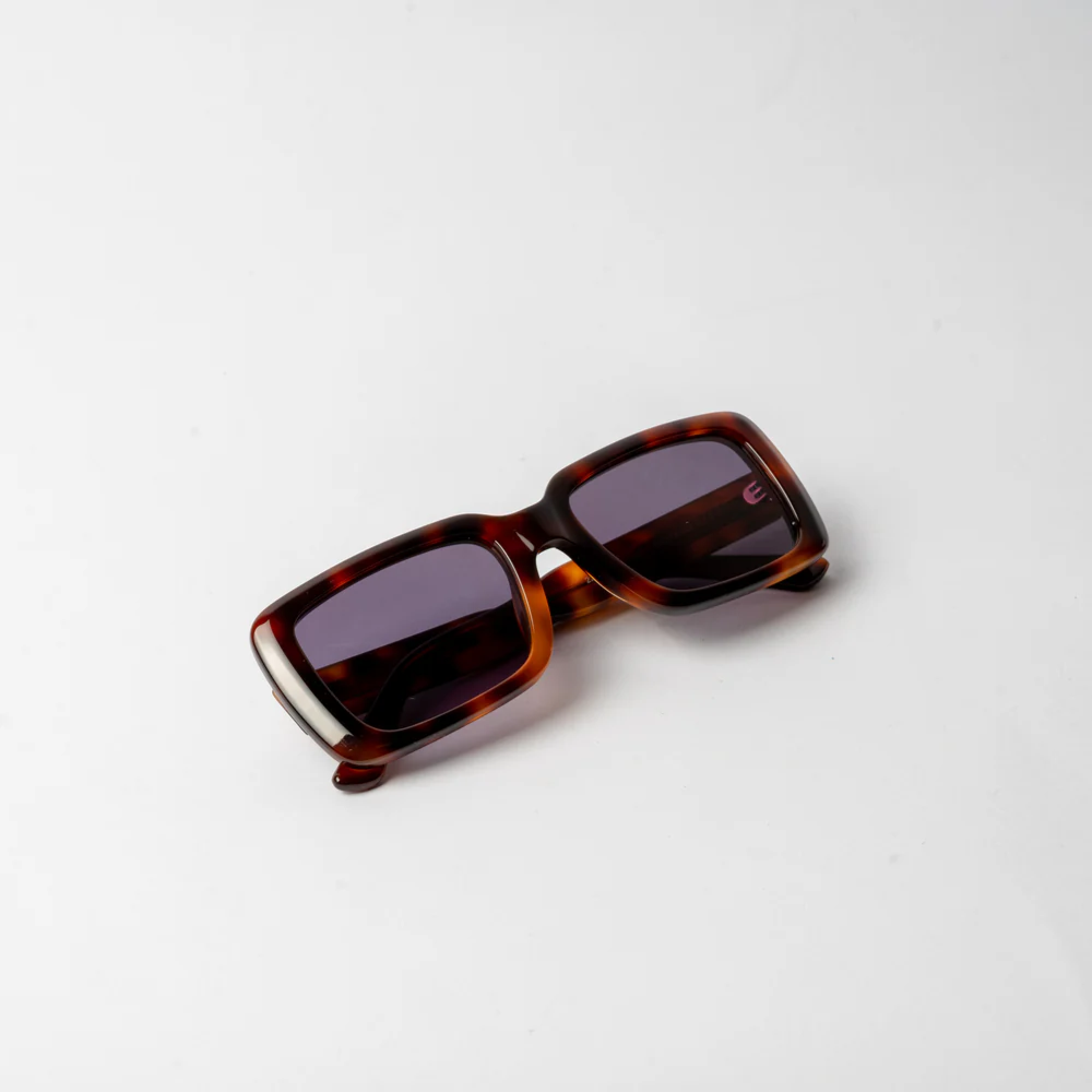 VAYO Women's Tortoise Shell Rectangular Sunglass Black Secondary image